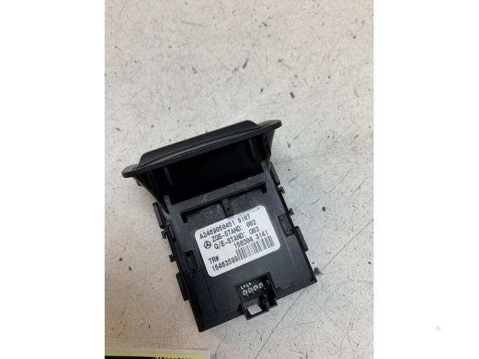 Gebrauchte Handbremse Schalter Mercedes A (W176) 1.6 A-180 16V Preis € 25,00 Margenregelung angeboten von Autodemontage van de Laar