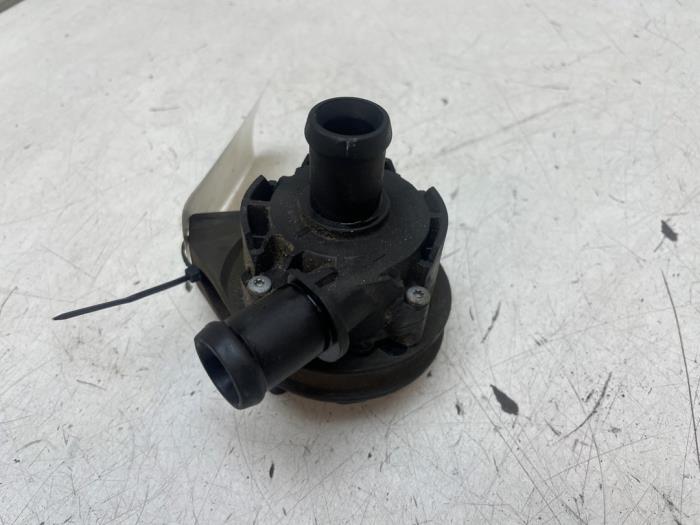 Begagnade Extra vattenpump Volkswagen Golf VII (AUA) 1.4 TSI 16V Pris € 25,00 Marginaltabell erbjuds av Autodemontage van de Laar