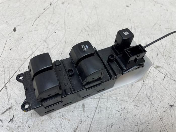 Usados Interruptor de ventanilla eléctrica Mitsubishi Space Star (A0) 1.2 12V Precio € 35,00 Norma de margen ofrecido por Autodemontage van de Laar
