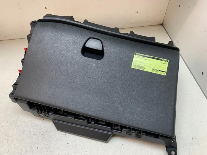 Begagnade Handskfack Toyota Aygo X 1.0 12V VVT-i Pris € 50,00 Marginaltabell erbjuds av Autodemontage van de Laar
