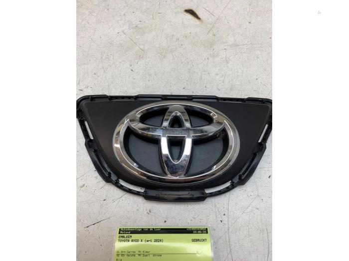Używane Emblemat Toyota Aygo X 1.0 12V VVT-i Cena € 40,00 Procedura marży oferowane przez Autodemontage van de Laar