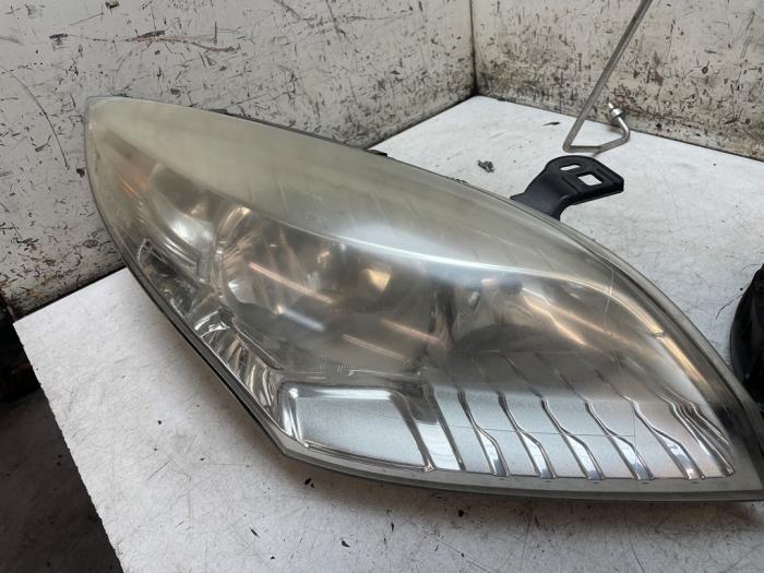 Używane Reflektor prawy Renault Megane III Grandtour (KZ) 1.4 16V TCe 130 Cena € 150,00 Procedura marży oferowane przez Autodemontage van de Laar