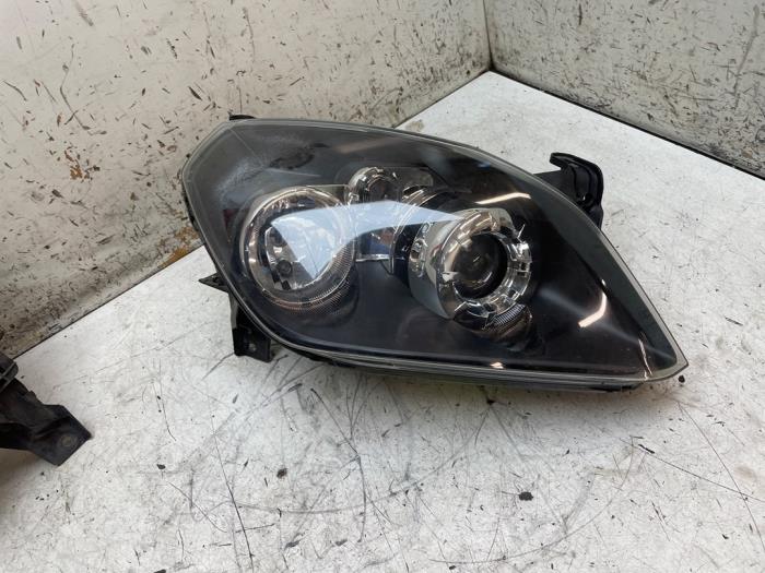 Używane Reflektor prawy Opel Tigra Twin Top 1.8 16V Cena € 70,00 Procedura marży oferowane przez Autodemontage van de Laar