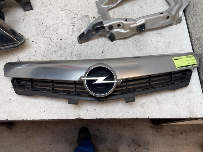 Begagnade Grill Opel Tigra Twin Top 1.8 16V Pris € 70,00 Marginaltabell erbjuds av Autodemontage van de Laar