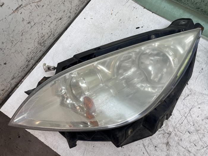 Używane Reflektor lewy Mitsubishi Colt (Z2/Z3) 1.3 16V Cena € 50,00 Procedura marży oferowane przez Autodemontage van de Laar