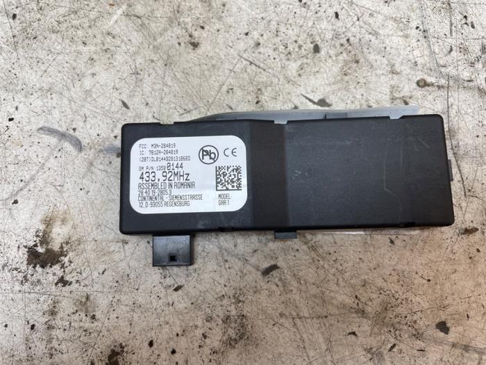 Używane Keyless Entry-Antena Opel Adam 1.4 16V Bi-Fuel Ecoflex Cena € 25,00 Procedura marży oferowane przez Autodemontage van de Laar