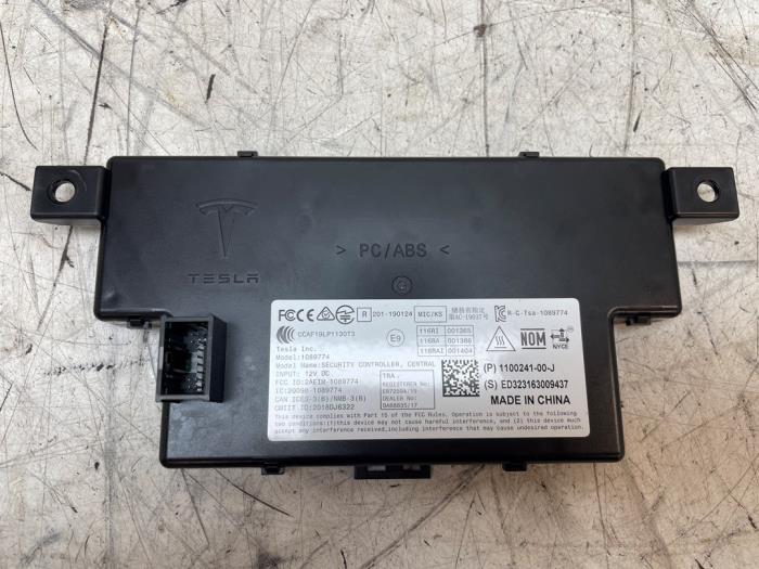 Usagé Module électronique central Tesla Model Y (5YJY) Long Range,Performance Prix € 121,00 Prix TTC proposé par Autodemontage van de Laar