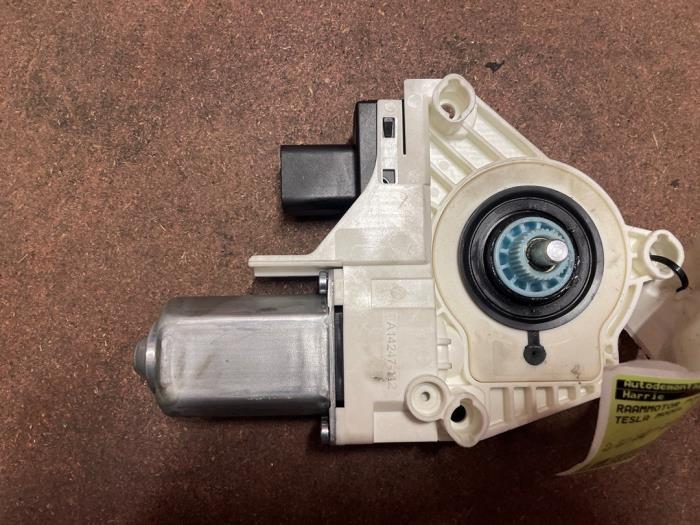 Usados Motor de ventanilla de puerta Tesla Model Y (5YJY) Long Range,Performance Precio € 60,50 IVA incluido ofrecido por Autodemontage van de Laar