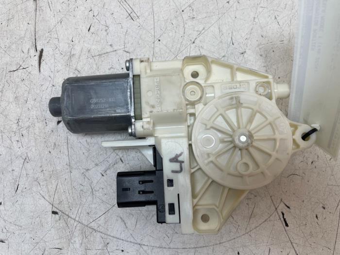 Usados Motor de ventanilla de puerta Tesla Model Y (5YJY) Long Range,Performance Precio € 54,45 IVA incluido ofrecido por Autodemontage van de Laar