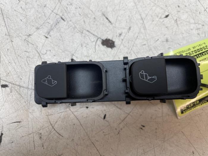 Używane Przelacznik Tesla Model Y (5YJY) Long Range,Performance Cena € 60,50 Z VAT oferowane przez Autodemontage van de Laar