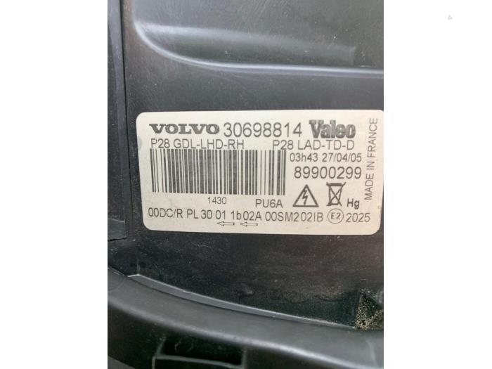 Headlight, right Volvo XC90 I 2.5 T 20V - 30698814 VALEO