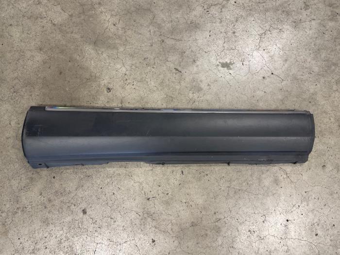 Car sill