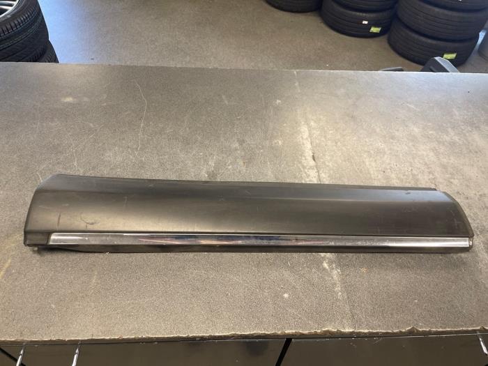 Car sill
