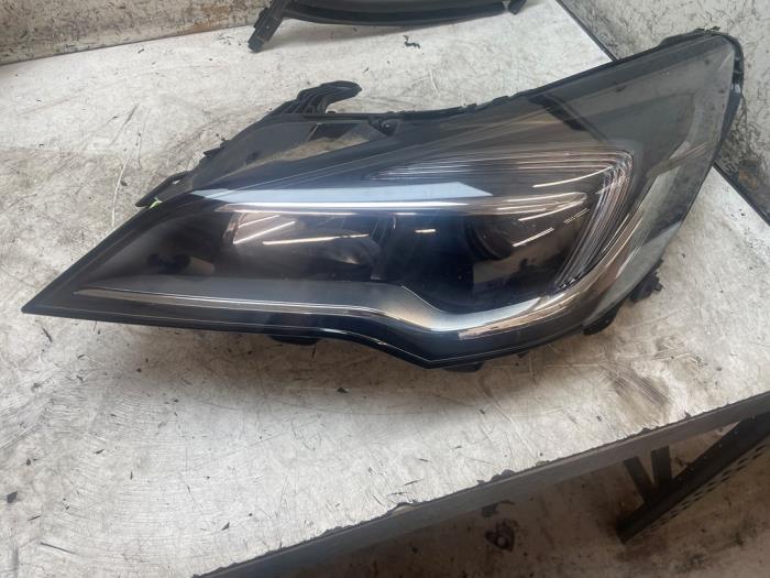 Używane Reflektor lewy Opel Astra Mk.7 1.2 110 Cena € 275,00 Procedura marży oferowane przez Autodemontage van de Laar