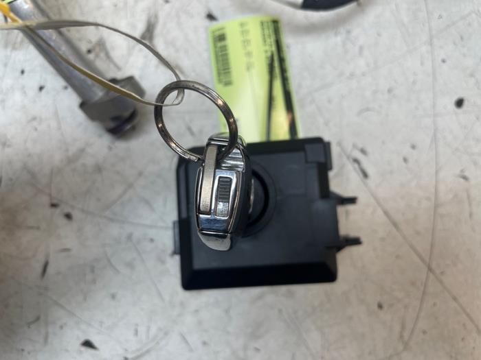 Używane Stacyjka + Kluczyk Mercedes A (W176) 1.8 A-180 CDI 16V Autom. Cena na żądanie oferowane przez Autodemontage van de Laar