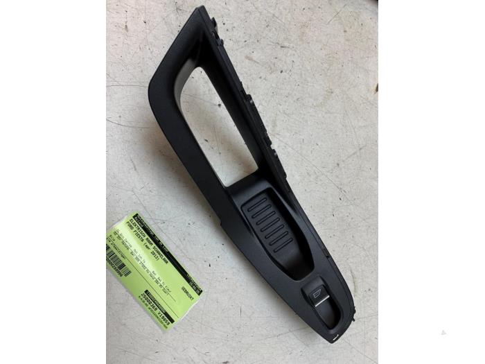 Usados Interruptor de ventanilla eléctrica Ford Fiesta 6 (JA8) 1.0 Ti-VCT 12V 65 Precio € 15,00 Norma de margen ofrecido por Autodemontage van de Laar