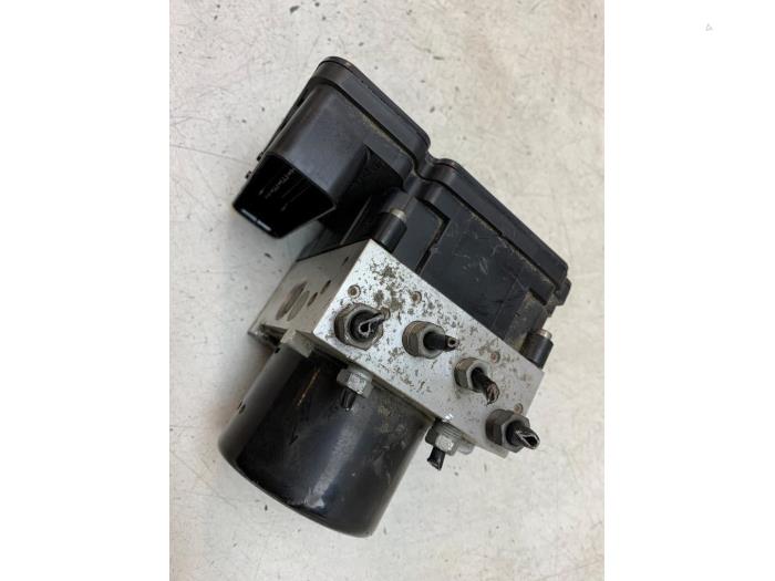 Usagé Pompe ABS Ford Focus 3 Wagon 1.6 Ti-VCT 16V 125 Prix € 78,00 Règlement à la marge proposé par Autodemontage van de Laar