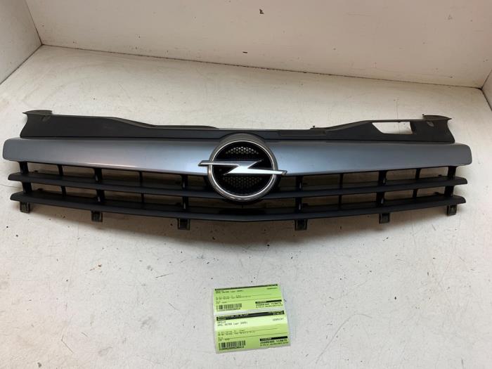 Używane Grill Opel Astra H GTC (L08) 1.6 16V Twinport Cena € 50,00 Procedura marży oferowane przez Autodemontage van de Laar