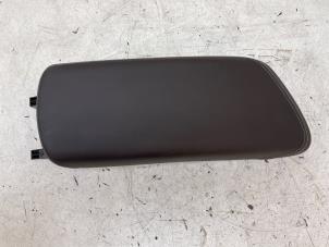 Usados Cubierta reposabrazos centro Renault Espace (RFCJ) 1.8 Energy Tce 225 Precio € 50,00 Norma de margen ofrecido por Autodemontage van de Laar