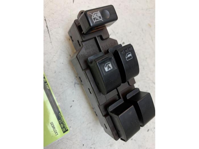 Usados Interruptor combinado de ventanillas Daihatsu Cuore (L251/271/276) 1.0 12V DVVT Precio € 25,00 Norma de margen ofrecido por Autodemontage van de Laar