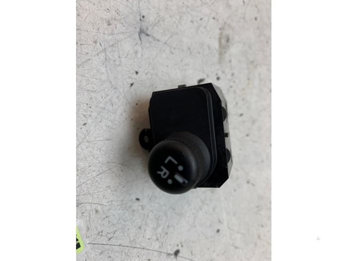 Używane Przelacznik lusterka Daihatsu Cuore (L251/271/276) 1.0 12V DVVT Cena € 15,00 Procedura marży oferowane przez Autodemontage van de Laar