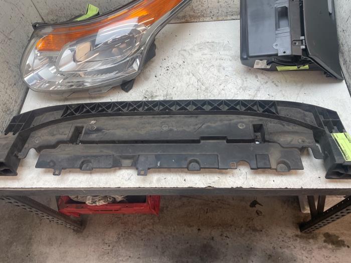 Usados Parachoque placa base Citroen C3 Picasso (SH) 1.4 16V VTI 95 Precio € 50,00 Norma de margen ofrecido por Autodemontage van de Laar