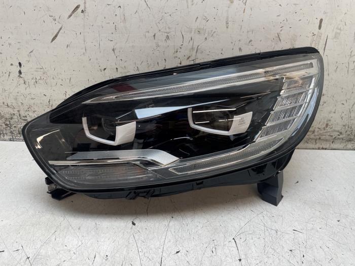 Używane Reflektor lewy Renault Scénic IV (RFAJ) Cena € 600,00 Procedura marży oferowane przez Autodemontage van de Laar