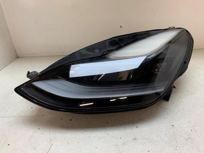 Używane Reflektor lewy Tesla Model Y (5YJY) Long Range 72kWh Cena € 400,00 Procedura marży oferowane przez Autodemontage van de Laar
