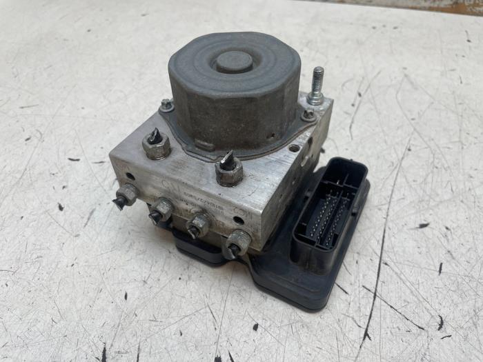 Begagnade ABS-pump Peugeot 108 1.0 12V VVT-i Pris € 75,00 Marginaltabell erbjuds av Autodemontage van de Laar