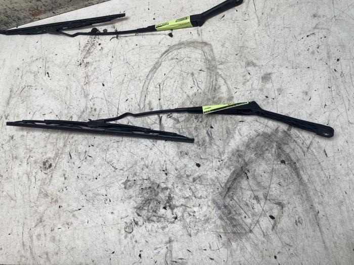Windshield wiper blade arm