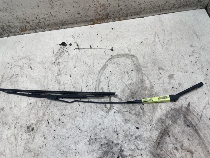 Windshield wiper blade arm
