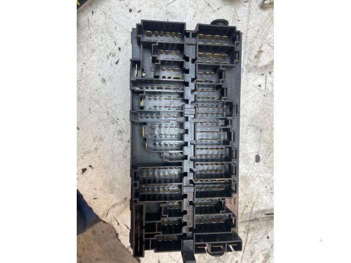 Säkringsbox från en Volkswagen Transporter T4 2.5 TDI 2003