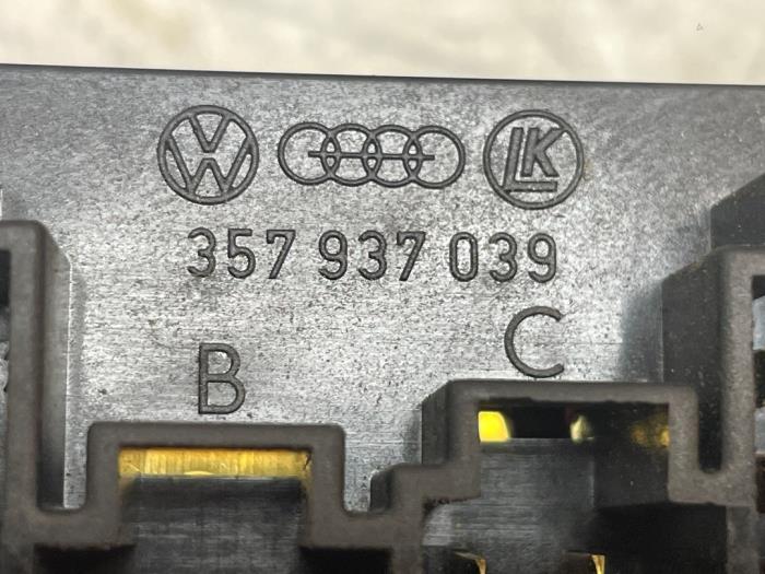 Säkringsbox från en Volkswagen Transporter T4 2.5 TDI 2003