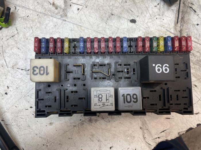 Säkringsbox från en Volkswagen Transporter T4 2.5 TDI 2003