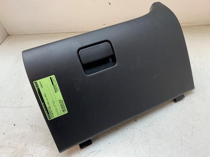 Begagnade Handskfack Mitsubishi Space Star (A0) 1.2 12V Pris € 40,00 Marginaltabell erbjuds av Autodemontage van de Laar