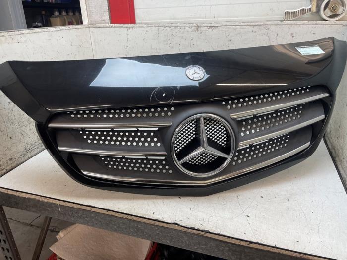 Begagnade Grill Mercedes Citan (415.6) 1.5 111 CDI Pris € 125,00 Marginaltabell erbjuds av Autodemontage van de Laar