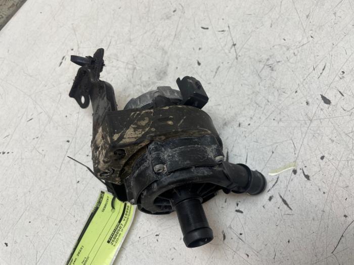 Begagnade Extra vattenpump Renault Zoé (AG) R110 Pris € 75,00 Marginaltabell erbjuds av Autodemontage van de Laar