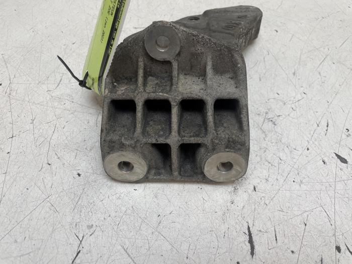 Used Engine mount Renault Zoé (AG) R110 Price € 25,00 Margin scheme offered by Autodemontage van de Laar