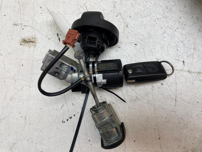 Used Ignition lock + computer Citroen C3 Picasso (SH) 1.6 HDi 90 Price on request offered by Autodemontage van de Laar