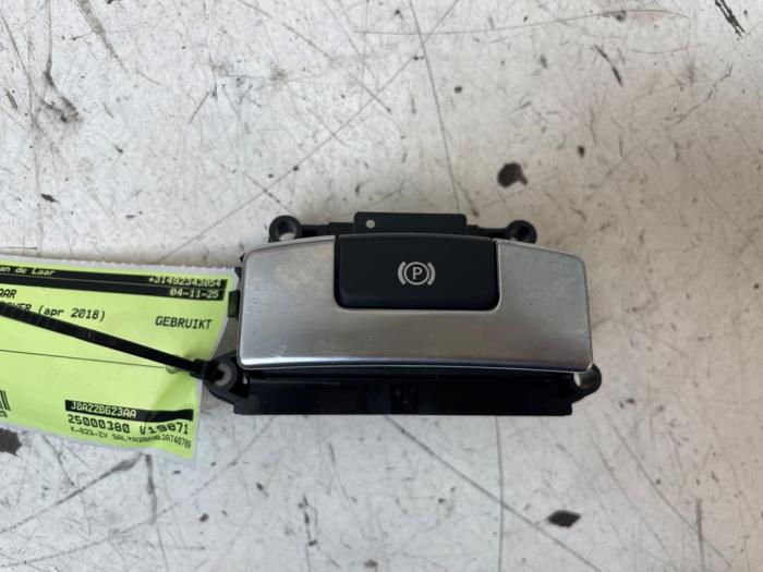 Gebrauchte Handbremse Schalter Landrover Range Rover Velar (LY) 2.0 D180 AWD Preis € 25,00 Margenregelung angeboten von Autodemontage van de Laar
