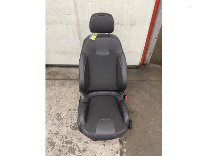 Używane Fotel prawy Opel Adam 1.4 16V Cena € 135,00 Procedura marży oferowane przez Autodemontage van de Laar