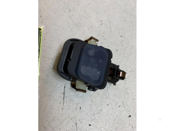 Begagnade Regnsensor Mercedes B (W246/W242) 2.2 B-220 CDI BlueEFFICIENCY,d 16V Pris € 30,00 Marginaltabell erbjuds av Autodemontage van de Laar