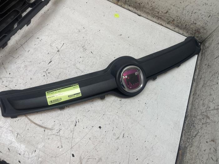 Używane Grill Fiat Panda (312) 0.9 TwinAir Turbo 85 Cena € 35,00 Procedura marży oferowane przez Autodemontage van de Laar