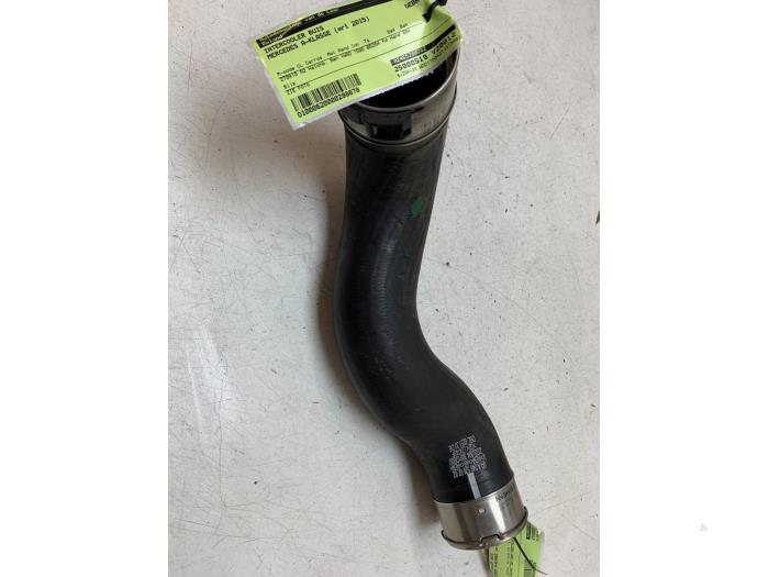 Gebrauchte Intercooler Rohr Mercedes A (W176) 1.6 A-180 16V Preis € 20,00 Margenregelung angeboten von Autodemontage van de Laar
