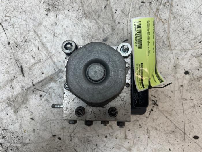 Begagnade ABS-pump Smart Forfour (453) 1.0 12V Pris € 120,00 Marginaltabell erbjuds av Autodemontage van de Laar