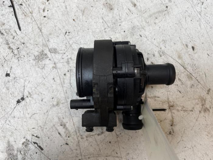 Begagnade Extra vattenpump Volkswagen Transporter T6 2.0 TDI Pris på förfrågan erbjuds av Autodemontage van de Laar