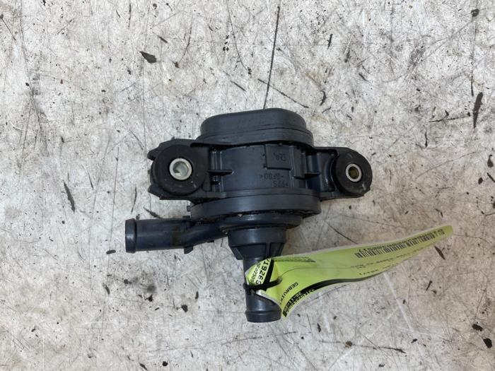 Begagnade Extra vattenpump Toyota C-HR (X1,X5) 1.8 16V Hybrid Pris på förfrågan erbjuds av Autodemontage van de Laar