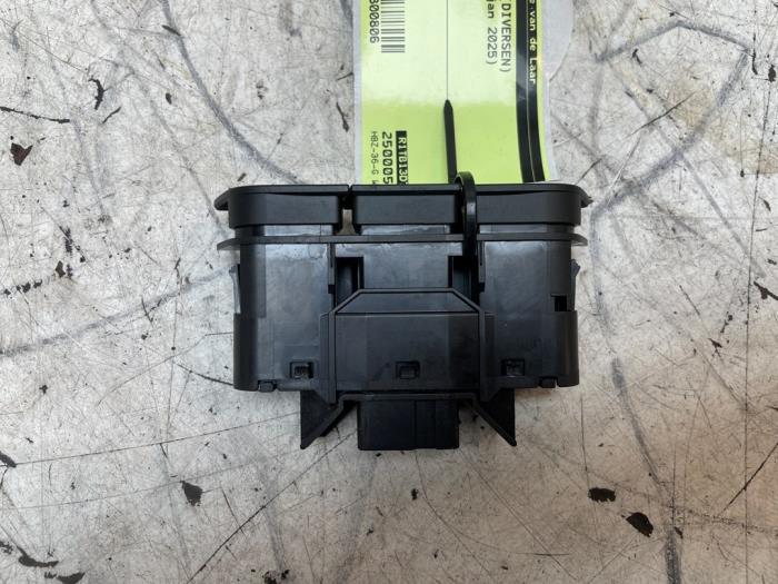 Usados Interruptor (varios) Ford Puma 1.0 Ti-VCT EcoBoost mHEV 12V Precio € 35,00 Norma de margen ofrecido por Autodemontage van de Laar