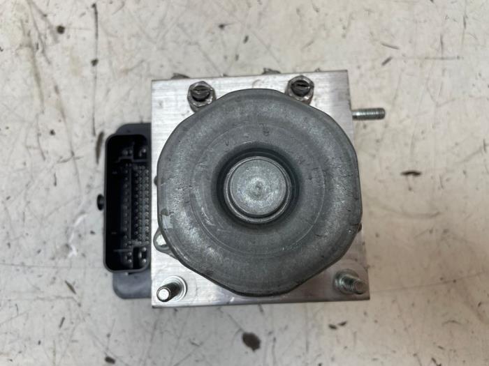 Begagnade ABS-pump Renault Twingo III (AH) ZE R80 Pris på förfrågan erbjuds av Autodemontage van de Laar