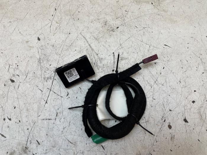 Używane Antena GPS Renault Twingo III (AH) ZE R80 Cena € 55,00 Procedura marży oferowane przez Autodemontage van de Laar